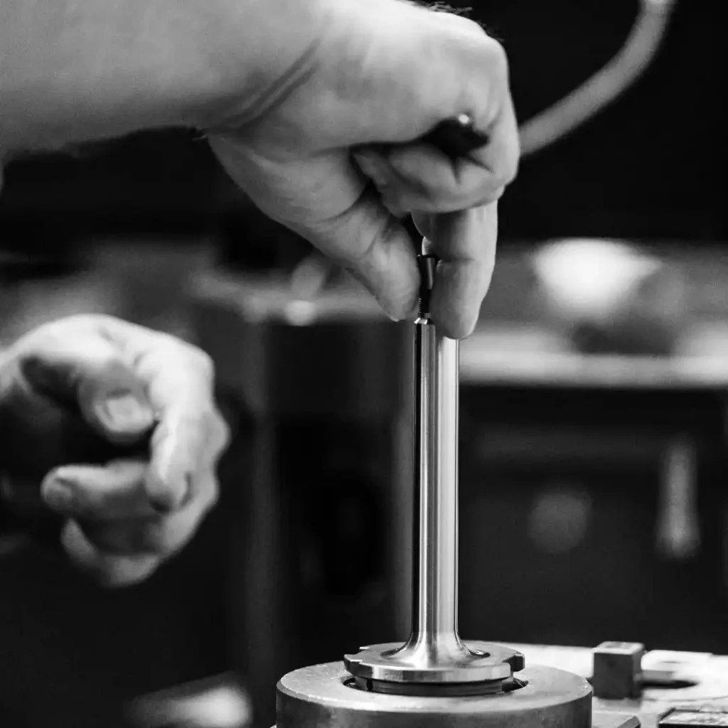 Handmontage eines präzisionsgedrehten Bauteils bei Feinwerk Hamburg